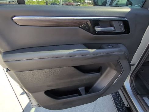 Used 2025 Chevrolet Suburban Z71 AWD/4WD image 25