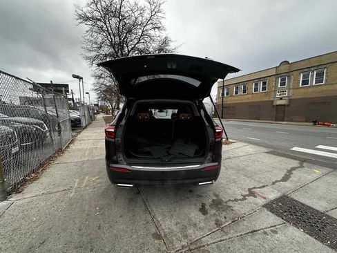 Used 2018 Buick Enclave Essence image 19