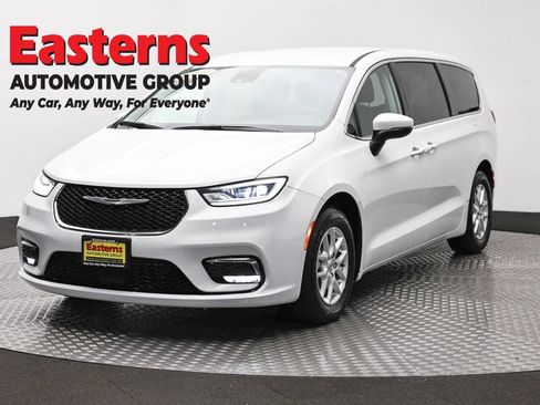 Used 2023 Chrysler Pacifica Touring-L FWD image 1