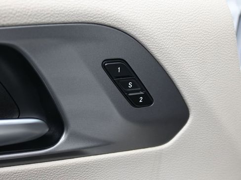 Used 2023 Chrysler Pacifica Touring-L image 17