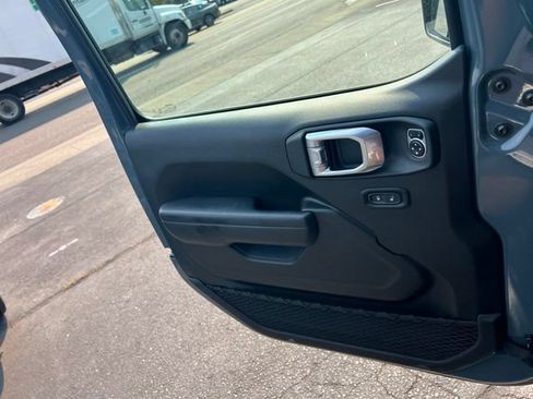 Used 2024 Jeep Wrangler Unlimited w/ Convenience Group AWD/4WD image 15