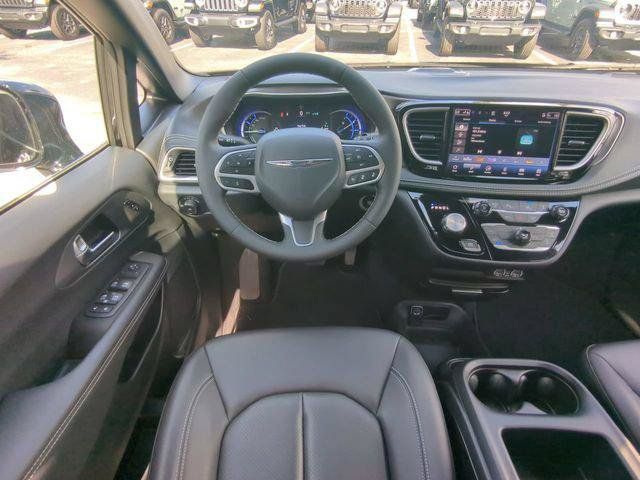 Certified 2025 Chrysler Pacifica Select FWD image 18