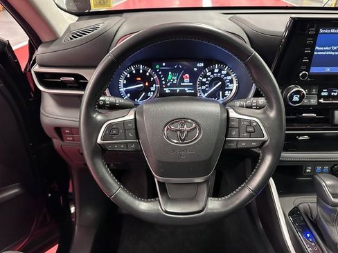 Certified 2022 Toyota Highlander XLE image 16