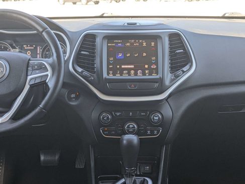 Used 2018 Jeep Cherokee Latitude Plus w/ Comfort/Convenience Group FWD image 21