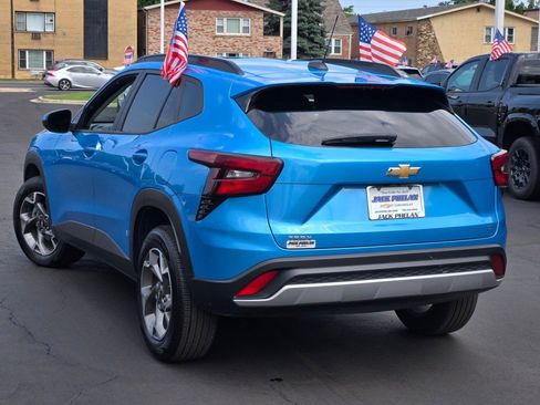 Certified 2025 Chevrolet Trax LT FWD image 14