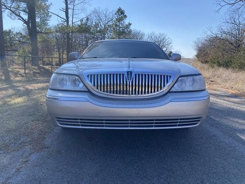 Used 2005 Lincoln Town Car Signature image 9