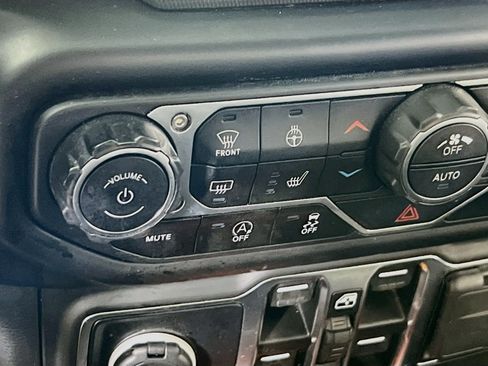 Used 2023 Jeep Gladiator Sport AWD/4WD image 19