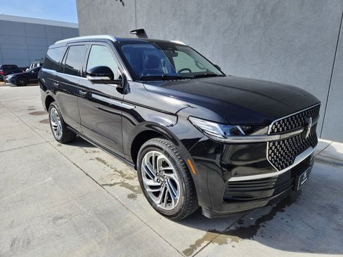 Used 2025 Lincoln Navigator Reserve AWD/4WD image 3
