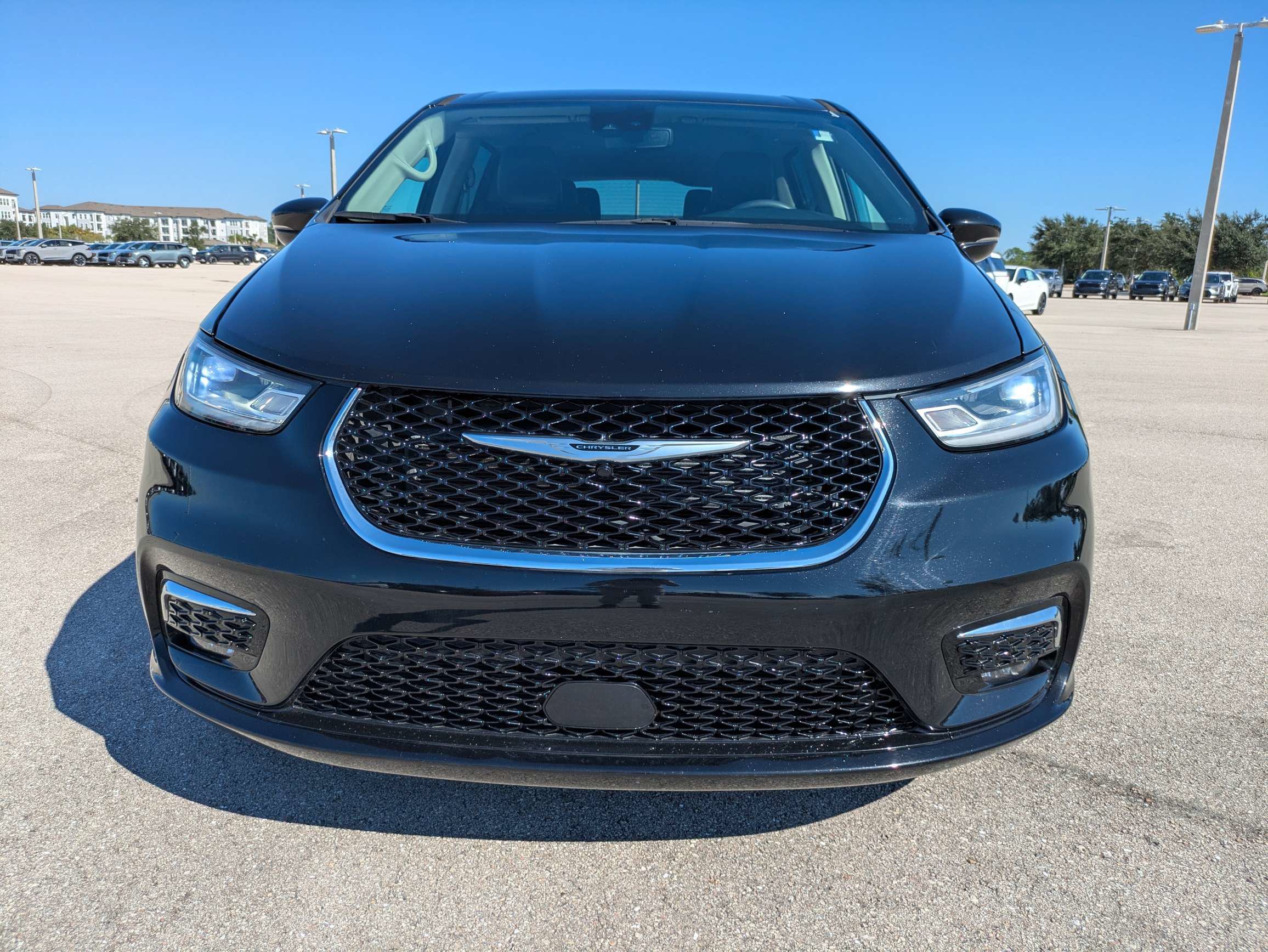 Used 2024 Chrysler Pacifica Touring-L FWD image 9