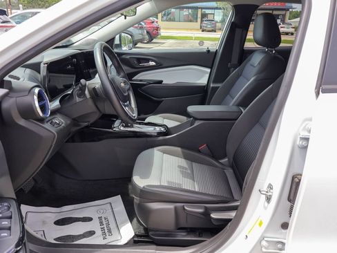 Used 2025 Chevrolet Trax LT w/ LT Convenience Package FWD image 7