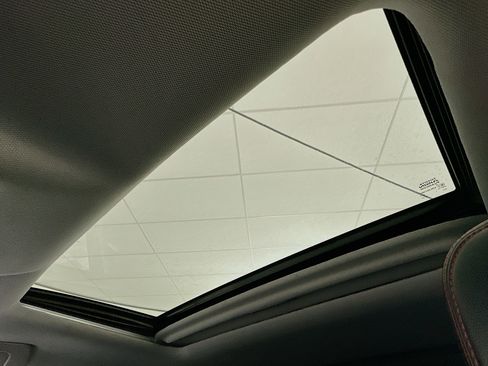 Used 2019 Toyota Highlander SE image 26