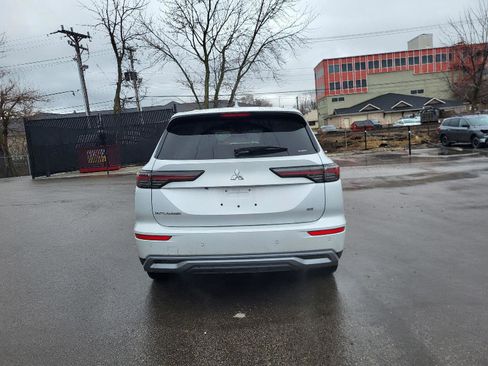 Used 2025 Mitsubishi Outlander SE image 4