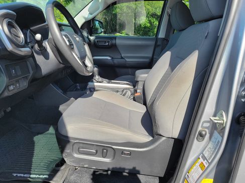 Used 2020 Toyota Tacoma SR5 AWD/4WD image 32