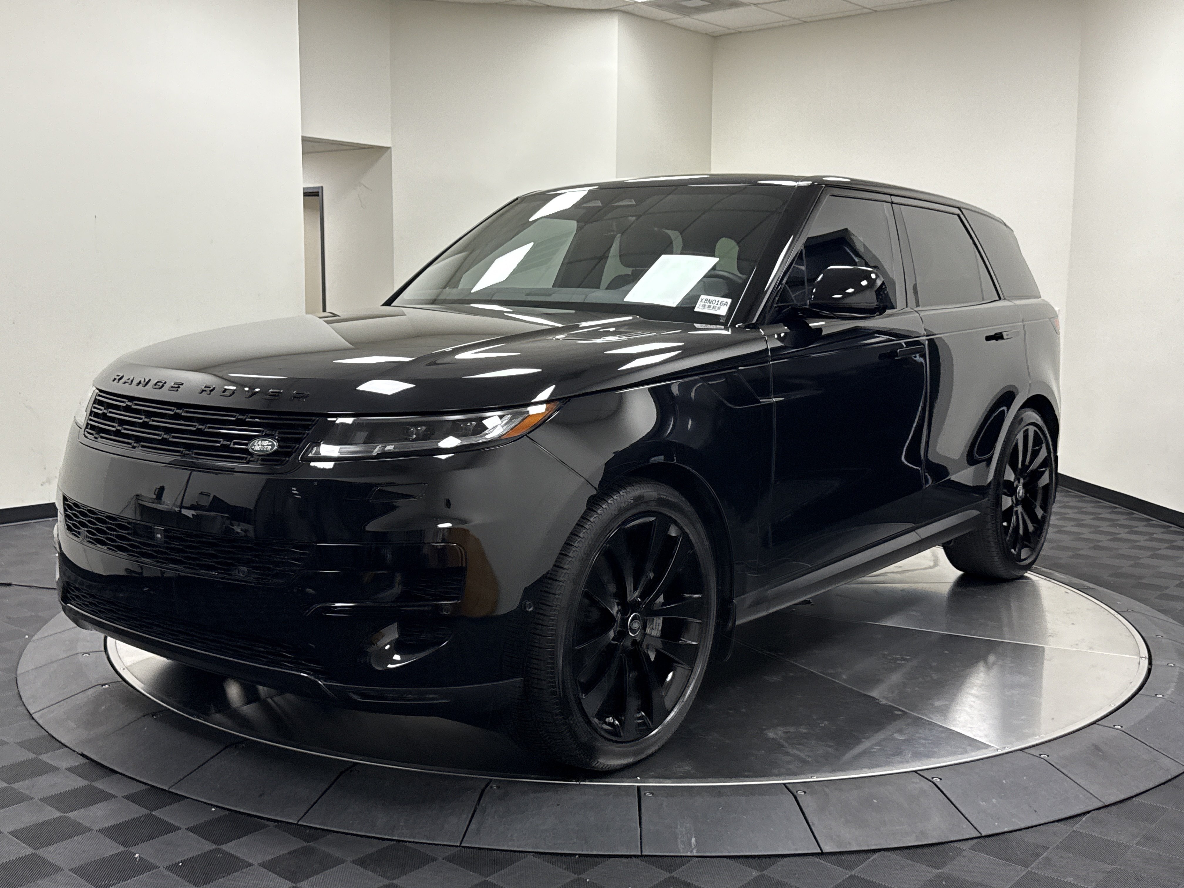 Used 2025 Land Rover Range Rover Sport SE AWD/4WD image 3