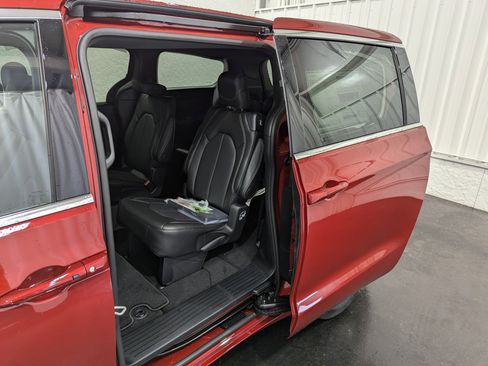 New 2025 Chrysler Pacifica Select image 12