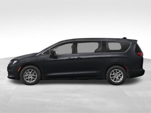 Used 2023 Chrysler Voyager LX FWD image 3