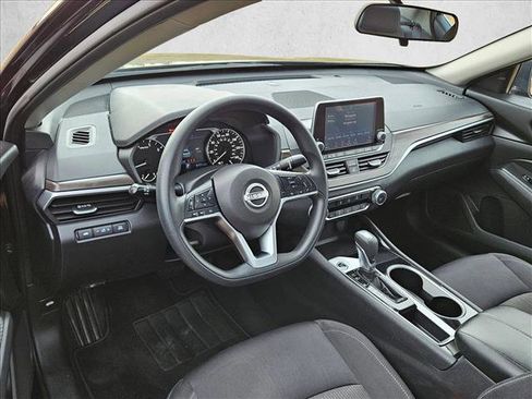 Used 2024 Nissan Altima 2.5 SV image 10
