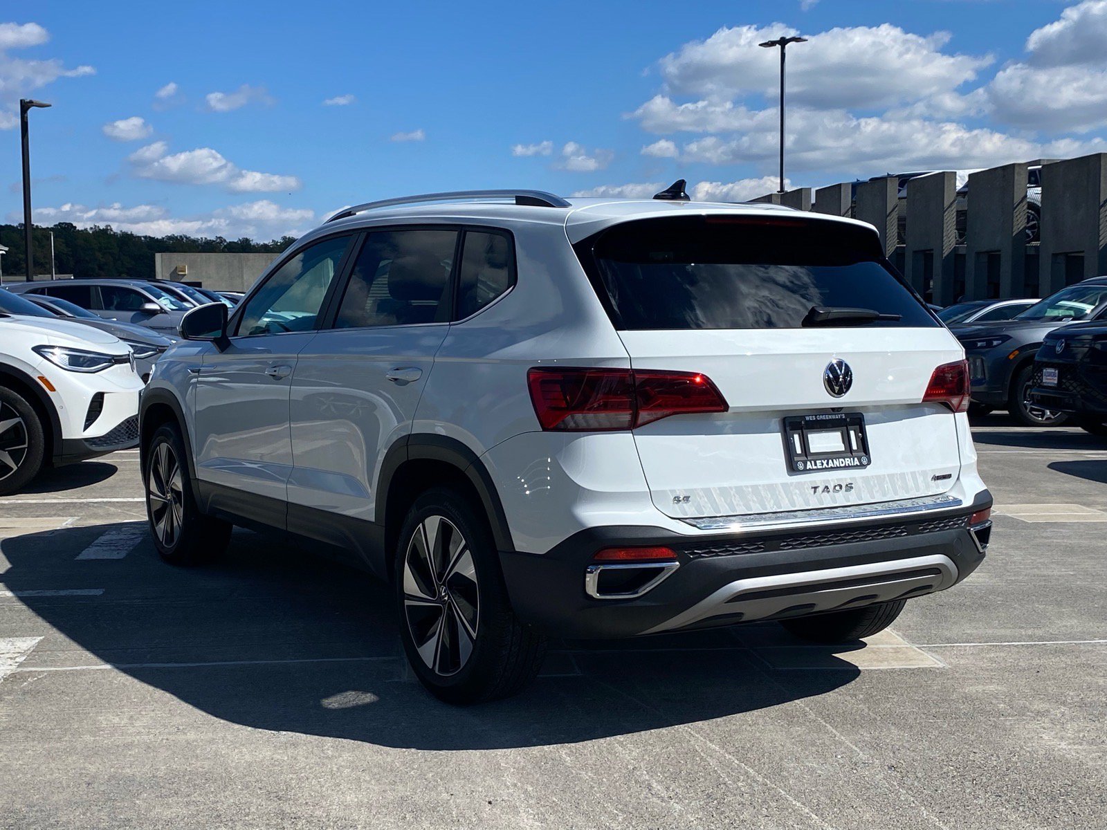 Certified 2023 Volkswagen Taos SE w/ Panoramic Sunroof Package AWD/4WD image 5