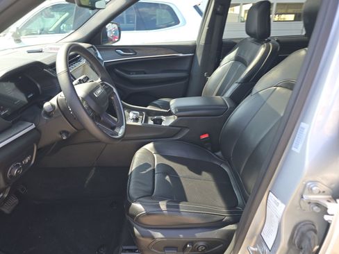 Used 2024 Jeep Grand Cherokee L Limited w/ Luxury Tech Group II image 8