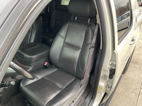 Used 2013 Chevrolet Avalanche LTZ image 23