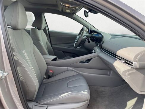 Certified 2024 Hyundai Elantra SEL w/ Convenience Package image 16