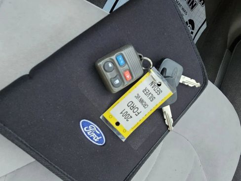 Used 2001 Ford Crown Victoria RWD image 14