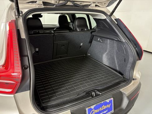 Used 2024 Volvo XC40 B5 Core image 36