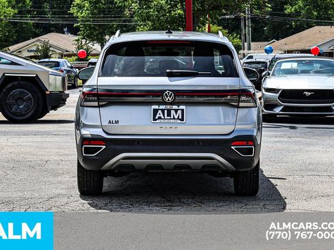 Used 2025 Volkswagen Taos SE FWD image 12