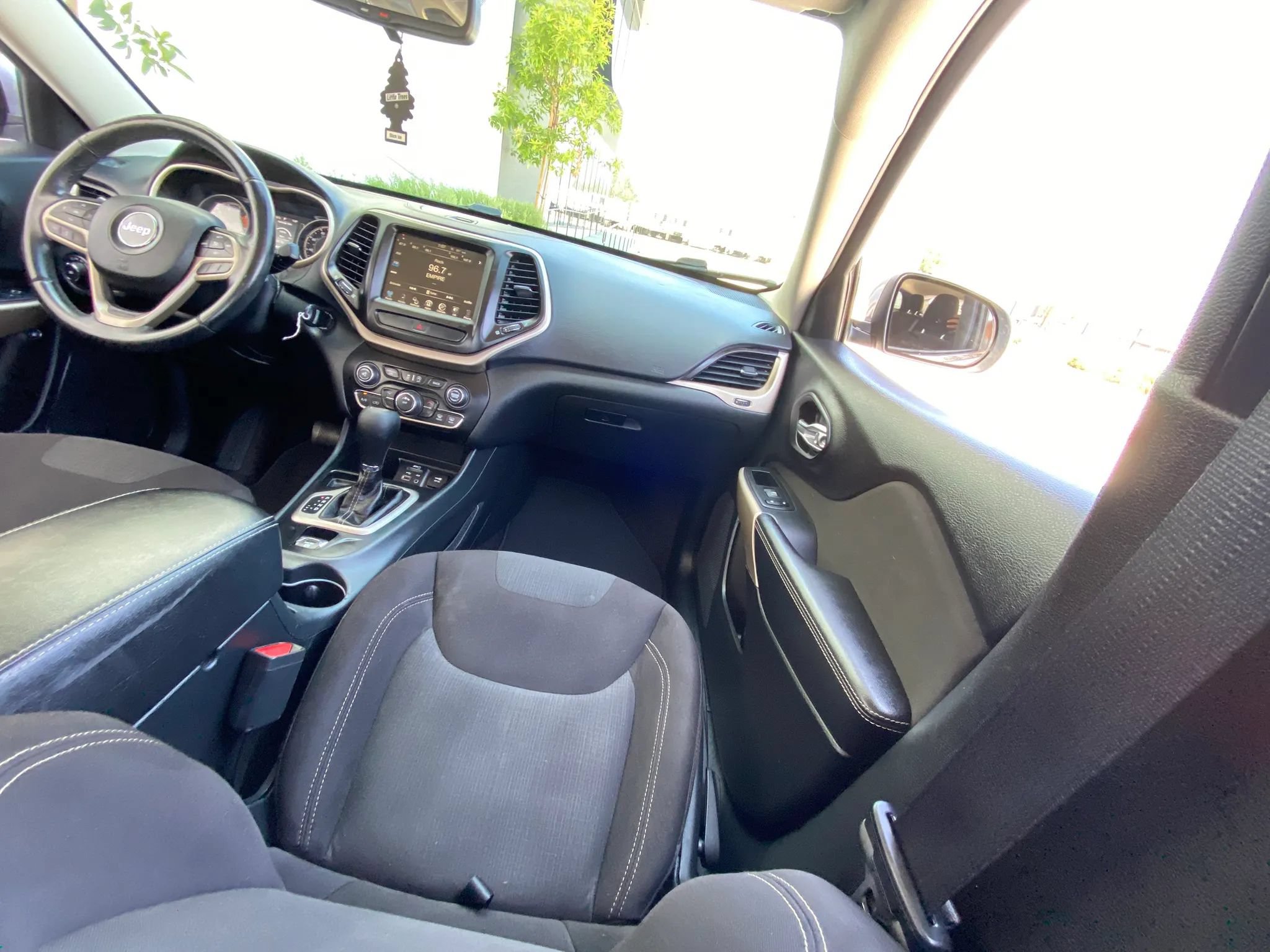 Used 2017 Jeep Cherokee Latitude FWD image 32