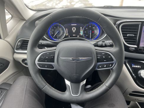 Used 2024 Chrysler Pacifica Touring-L image 17