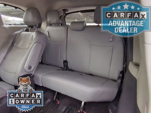 Used 2024 Toyota Sienna Limited image 23