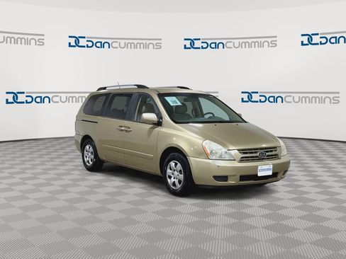 Used 2010 Kia Sedona LX image 2