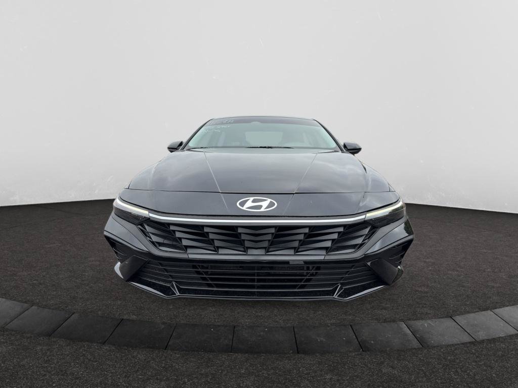 Used 2025 Hyundai Elantra Hybrid FWD image 2