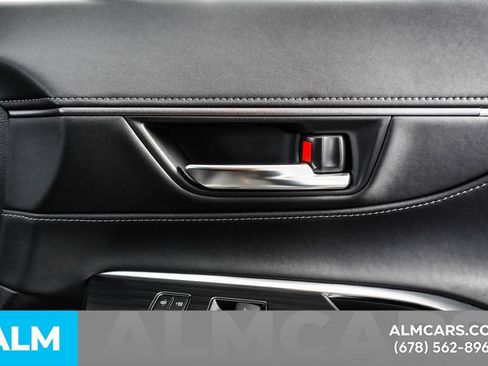 Used 2022 Toyota Venza XLE image 44