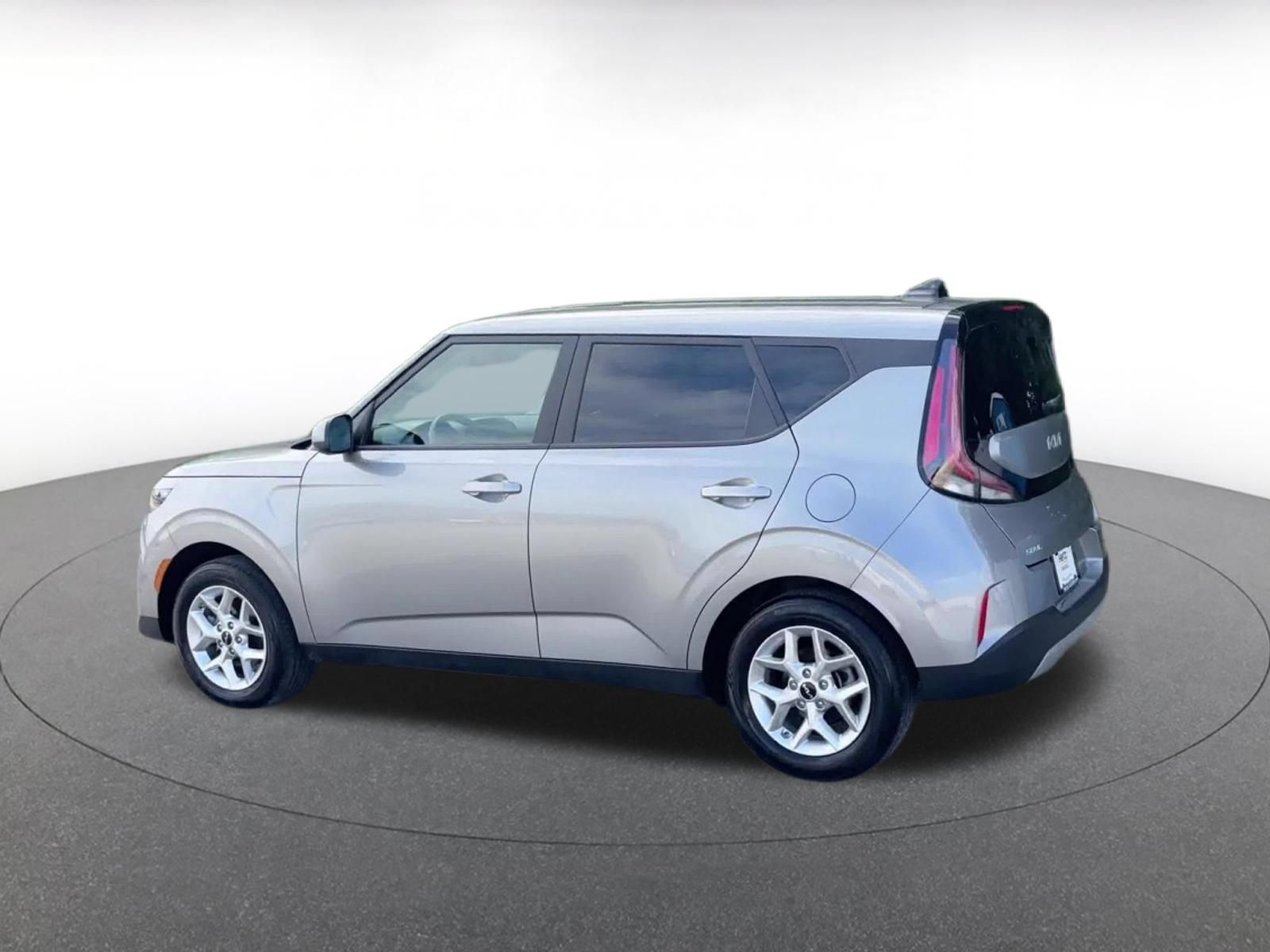 Used 2025 Kia Soul LX w/ LX Technology Package FWD image 9