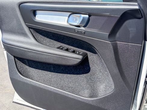 Used 2021 Volvo XC40 T5 Momentum image 19