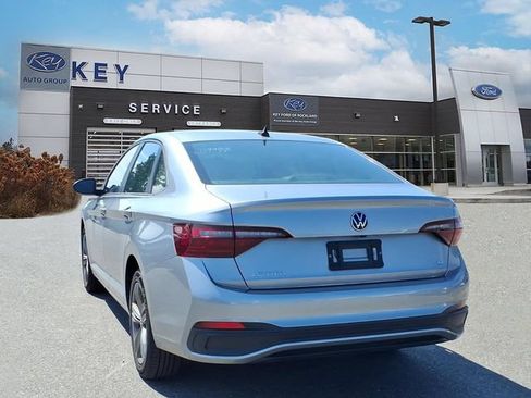 Used 2024 Volkswagen Jetta SE FWD image 5