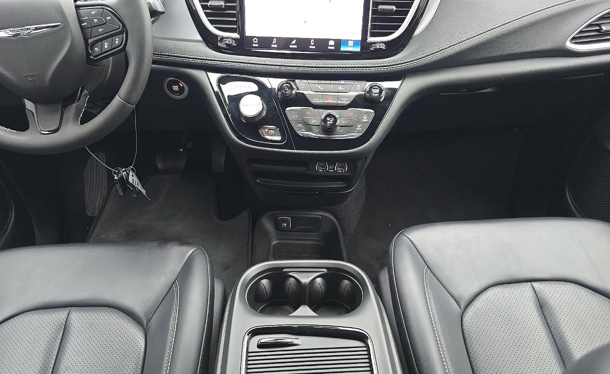 Used 2023 Chrysler Pacifica Touring-L w/ S Appearance Package FWD image 8