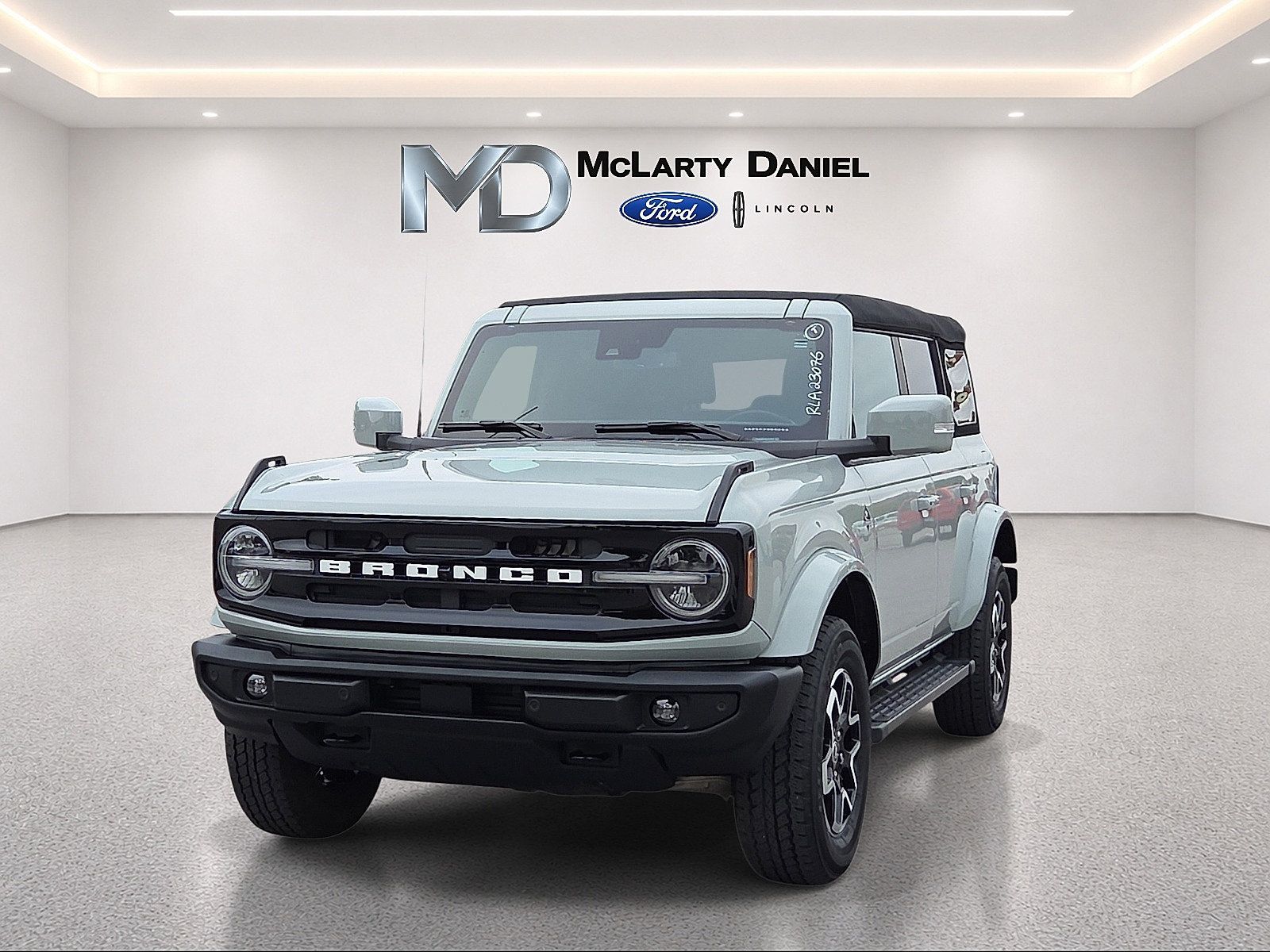 Used 2024 Ford Bronco Outer Banks AWD/4WD image 2