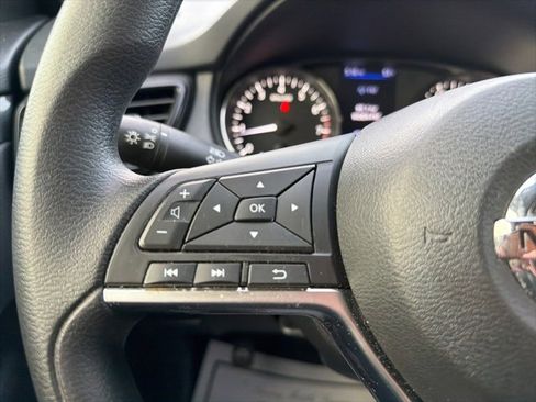 Used 2018 Nissan Rogue S image 19