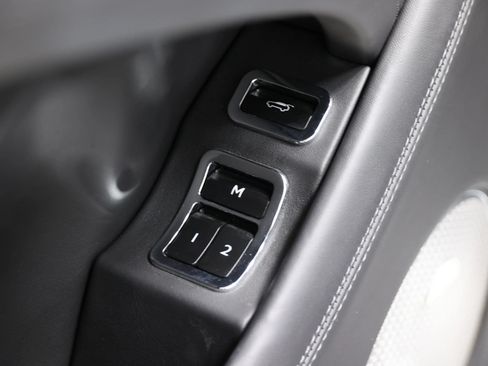 Used 2020 Bentley Bentayga Plug-In Hybrid AWD/4WD image 13