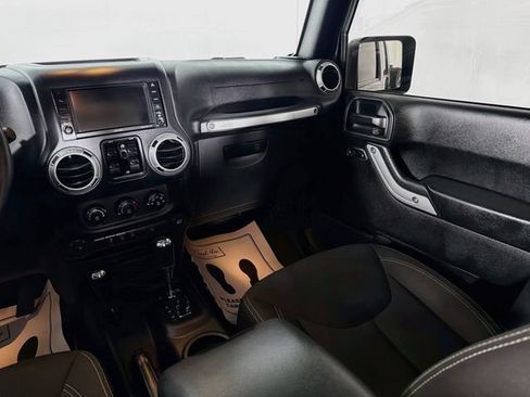 Used 2016 Jeep Wrangler Unlimited Sahara w/ Connectivity Group AWD/4WD image 22