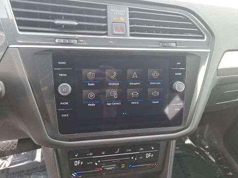 Used 2024 Volkswagen Tiguan SE image 23