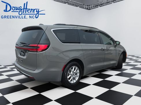 Used 2022 Chrysler Pacifica Touring-L FWD image 5