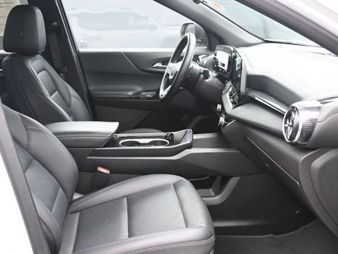 Used 2025 Chevrolet Equinox LT w/ Convenience Package II FWD image 11