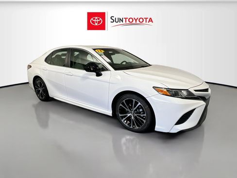 Used 2018 Toyota Camry SE FWD image 1