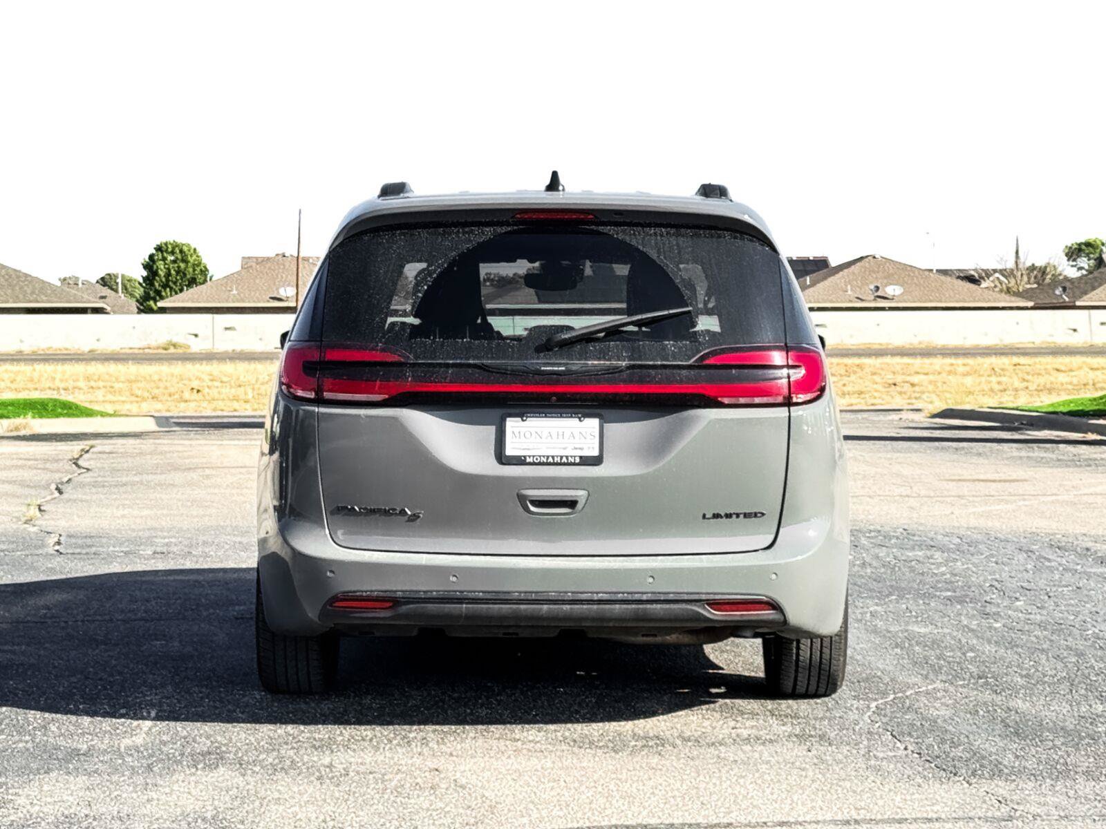 Used 2025 Chrysler Pacifica Limited FWD image 11