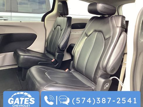 Used 2023 Chrysler Pacifica Touring-L image 14