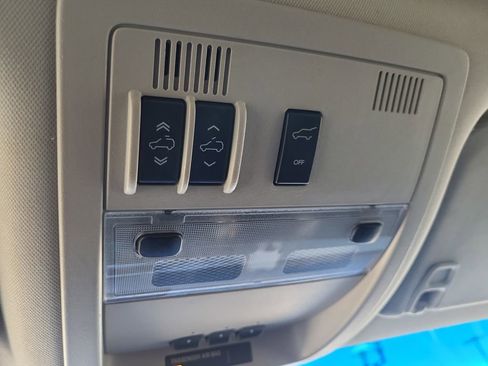 Used 2010 Cadillac Escalade Luxury image 23