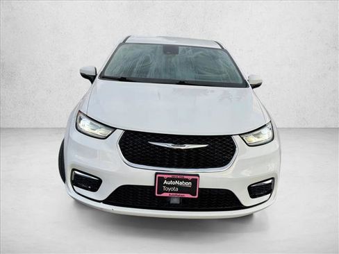 Used 2023 Chrysler Pacifica Touring-L FWD image 2
